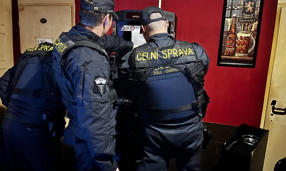 Celníci chystající technické herní zařízení k odvozu.