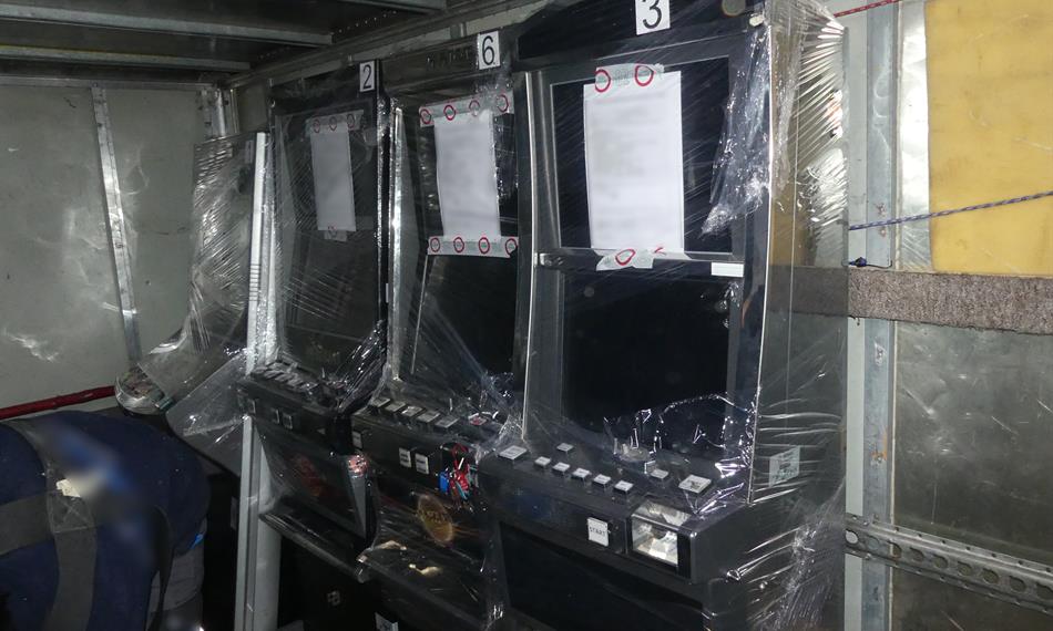 Technické herní zařízení v nákladním prostoru dodávky.