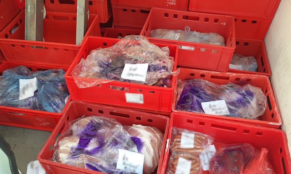 Hovězí, vepřové a kachní maso v nevyhovujících podmínkách