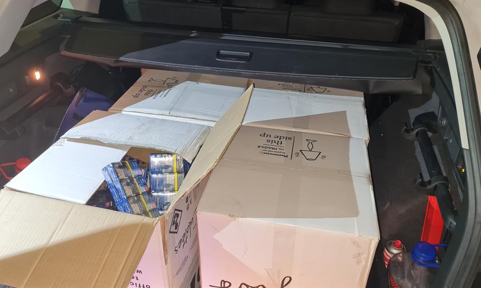 Zadržené cigarety v kufru automobilu