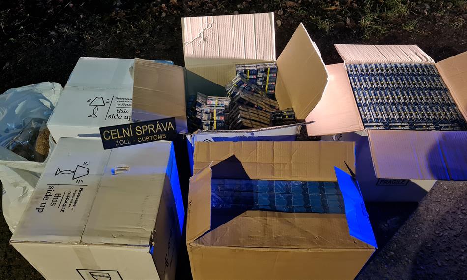 Zadržené cigarety a tabák ke kouření naskládané v krabicích