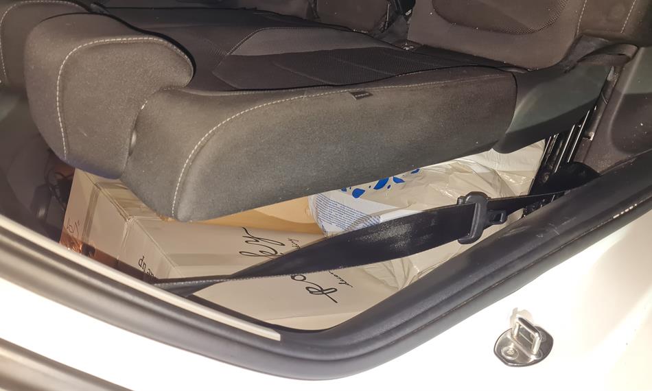 Igelitová taška uložená za sedadlem