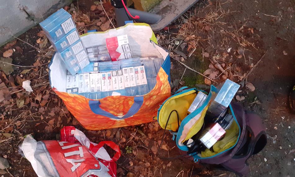 Cigarety v batohu a v nákupní tašce