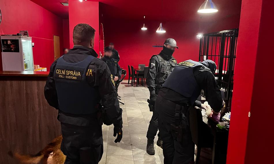 Příslušníci Celní správy ČR v nelegální herně.