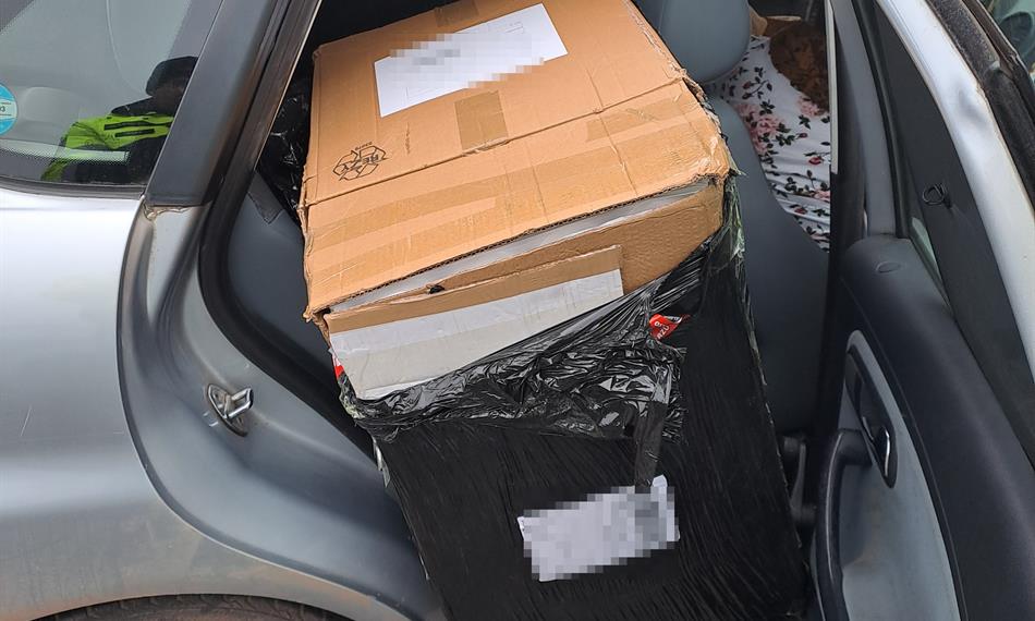 zásilka v krabici v osobním automobilu