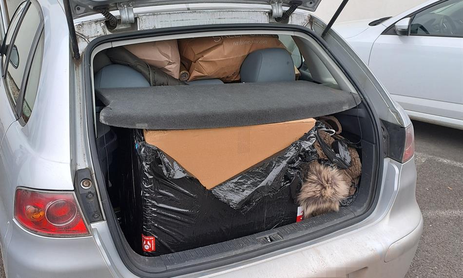 krabice s parfémy v zavazadlovém prostoru