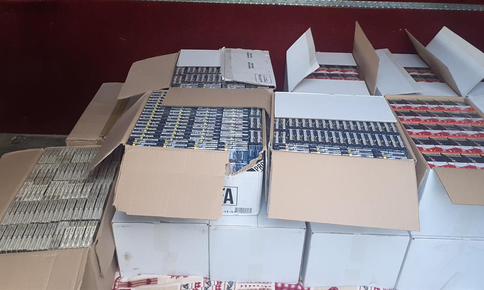 Kartonové krabice s cigaretami