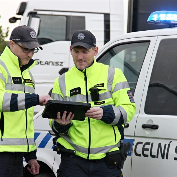 hlídka celníků