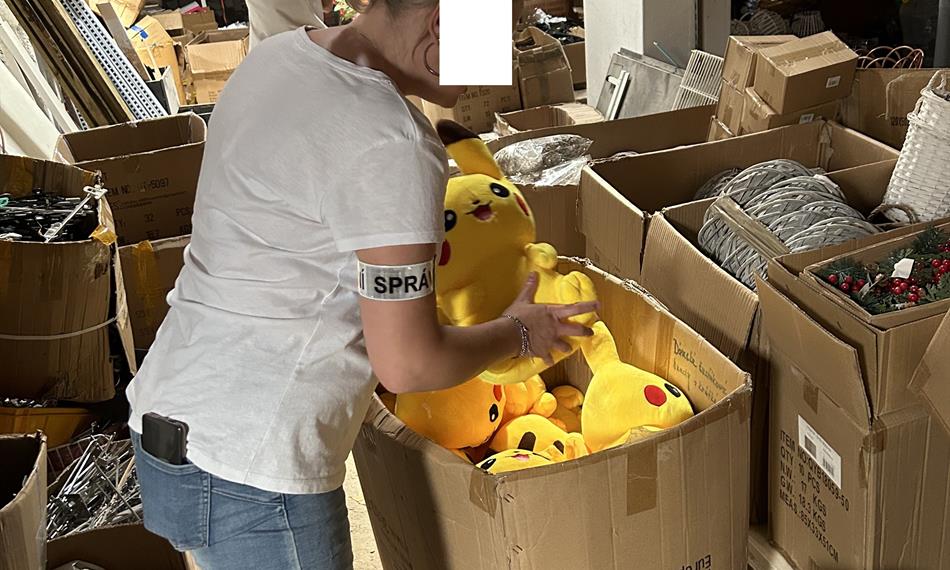 Celníci při kontrole