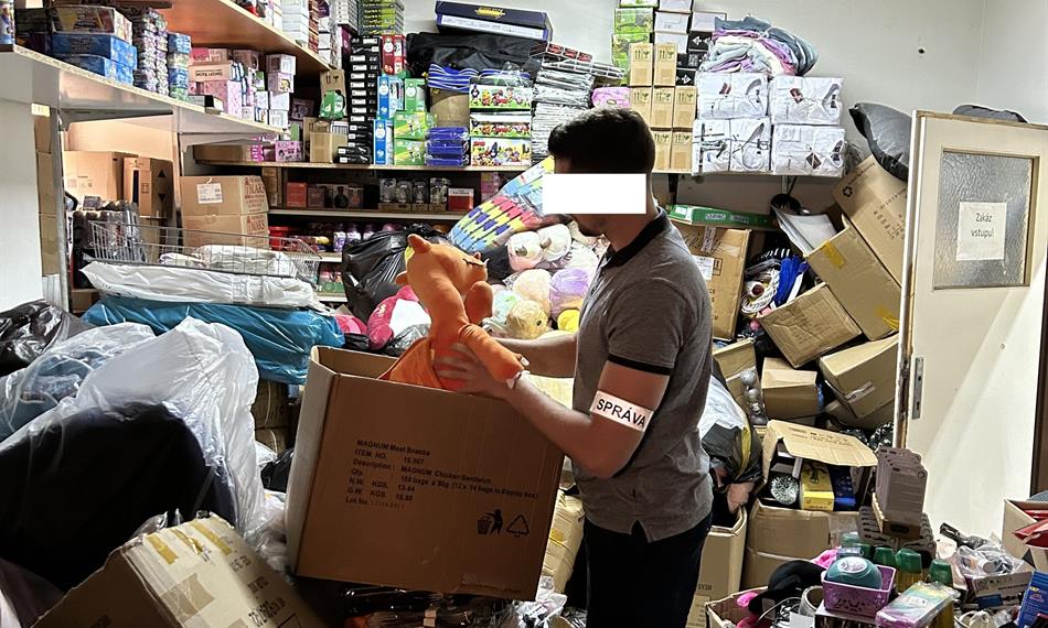 Celníci při kontrole