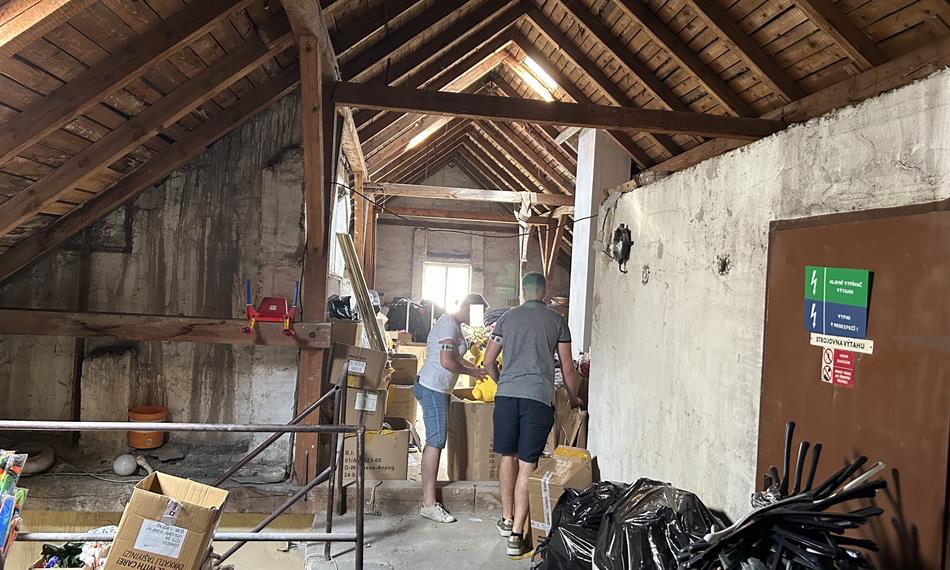 Celníci při kontrole