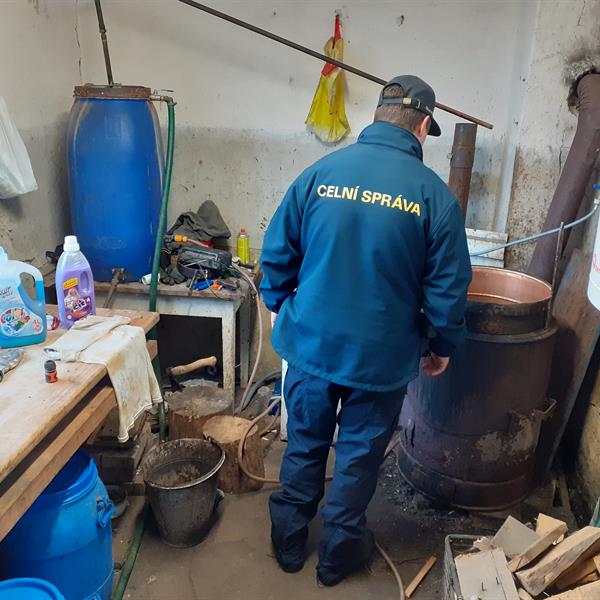 Celnik na kontrole v nelegalni palírně