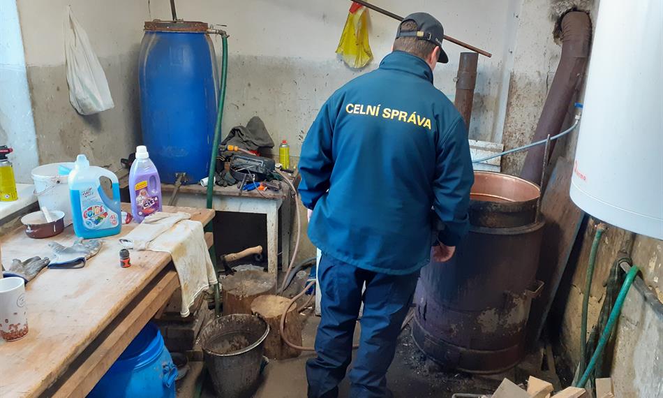 celník u destilačního zařízení