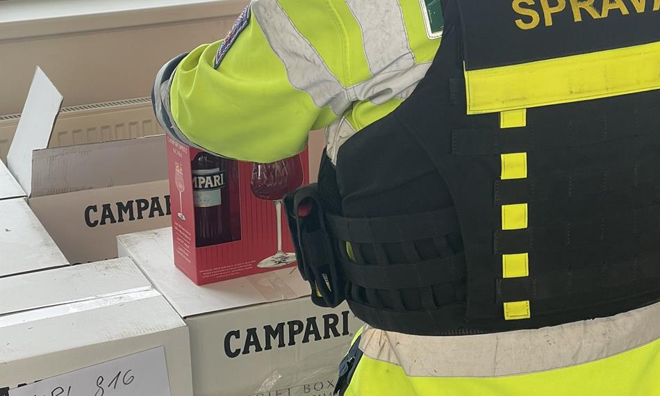 Celník kontroluje přepravované zboží