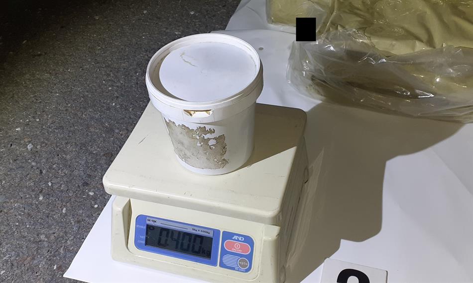 Kratom v kelímku na váze 