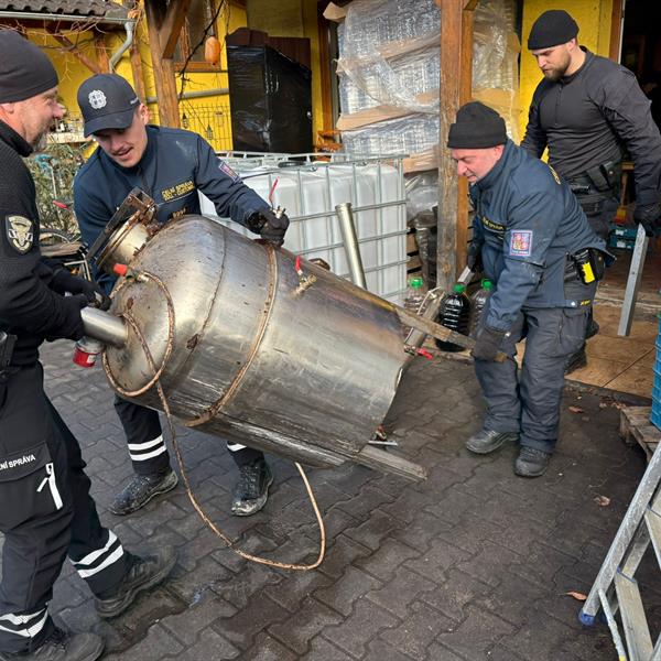 Celníci nesou nelegální zařízení 