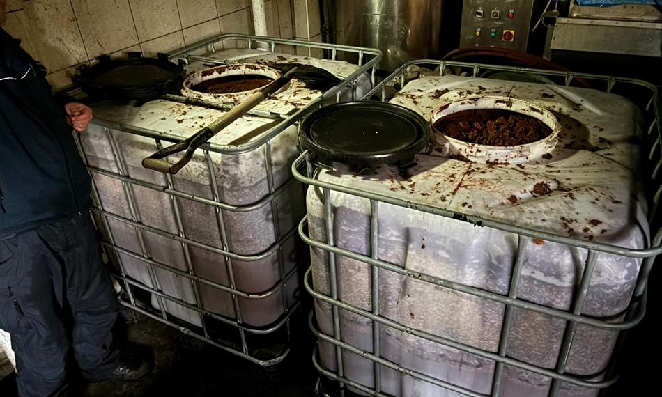 IBC kontejnery plné ovocného kvasu. 