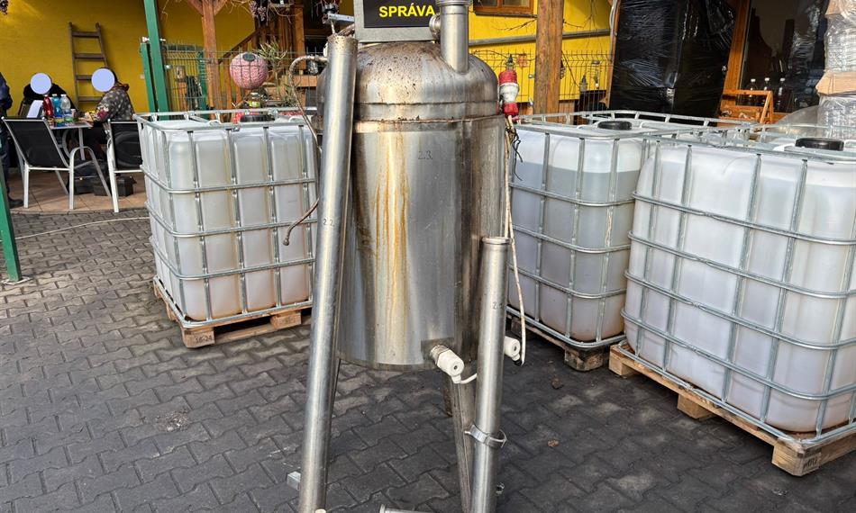 Zadržené výrobní zařízení. 