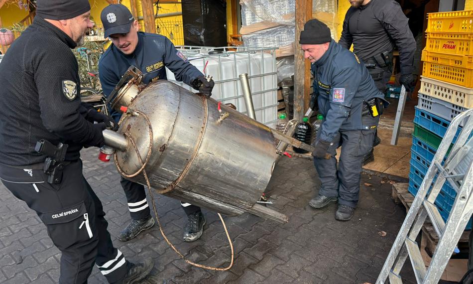 Celníci odnášejí nelegální zařízení. 