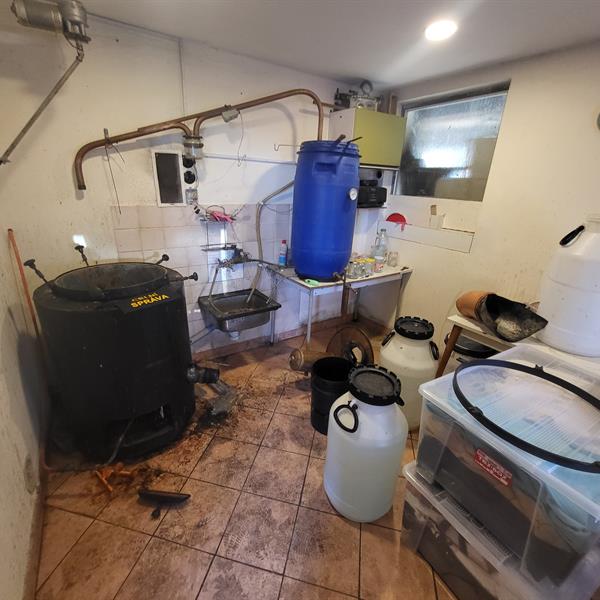 Interiér nelegální pálenice 