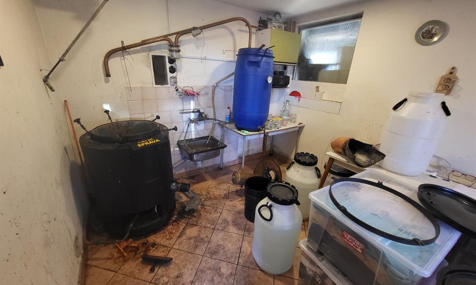 Interiér nelegální pálenice 