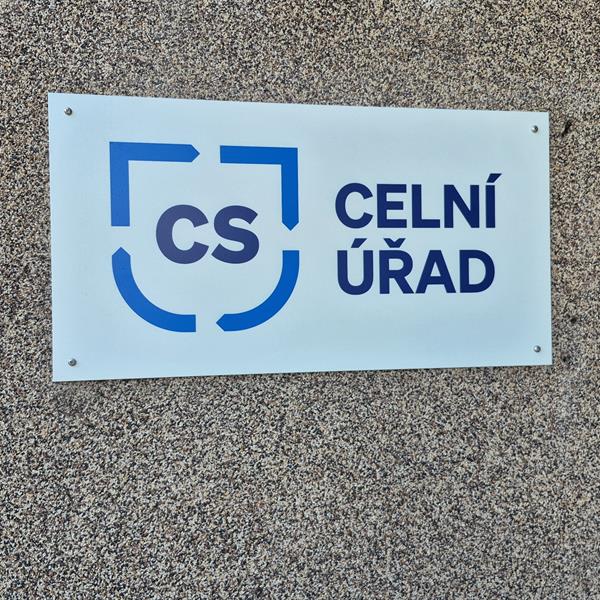 nápis celní úřad na budově