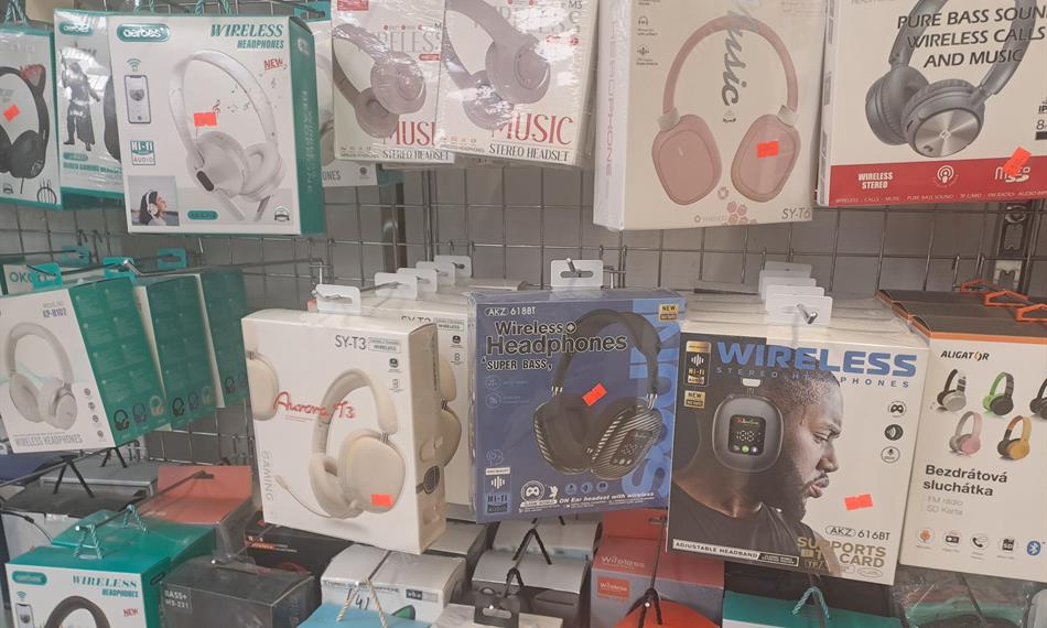 foto padělků elektroniky - sluchátek - na provozovně