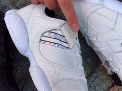 zdvojený svršek obuvi zakrývá originální označení