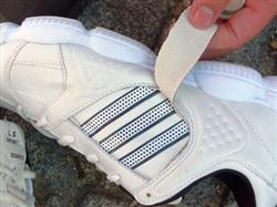 překryté tradiční "tři pruhy" na stranách