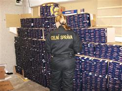 neznačené cigarety objevené uvnitř skladu