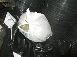 nalezená taška s marihuanou mezi květináči