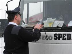 celník kontroluje premid