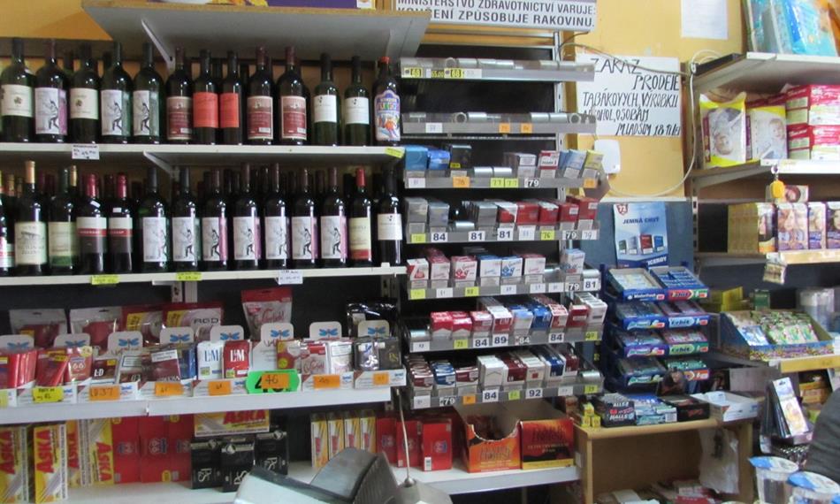 2016-5-20-832Foto+provozovna+-+cigarety+-+prodejní+regály.JPG