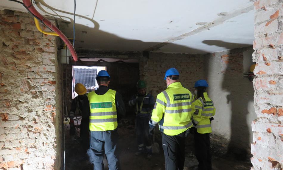 tři celníci stavba