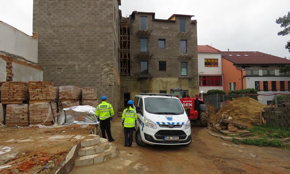 celníci vystupují z vozidla na stavbě