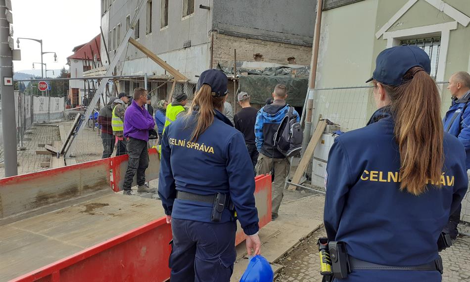 dvě celničky pohled zezadu