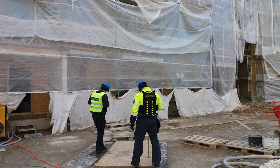 dva celníci před velkou stavbou