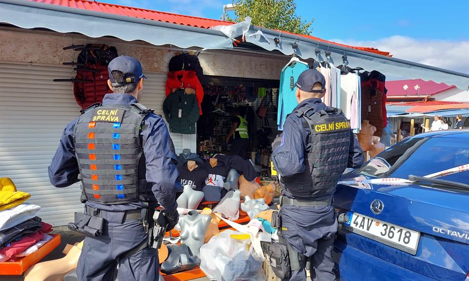 dva celníci hlídka tržnice