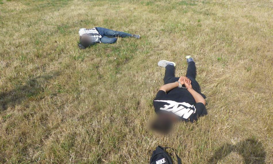 spoutané osoby v poli