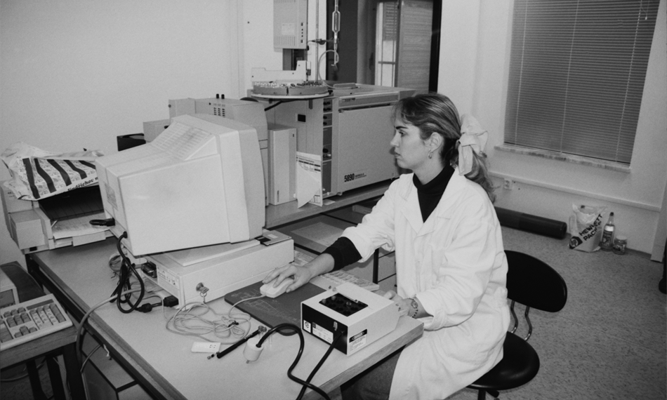 pracovnice analyzující vzorek