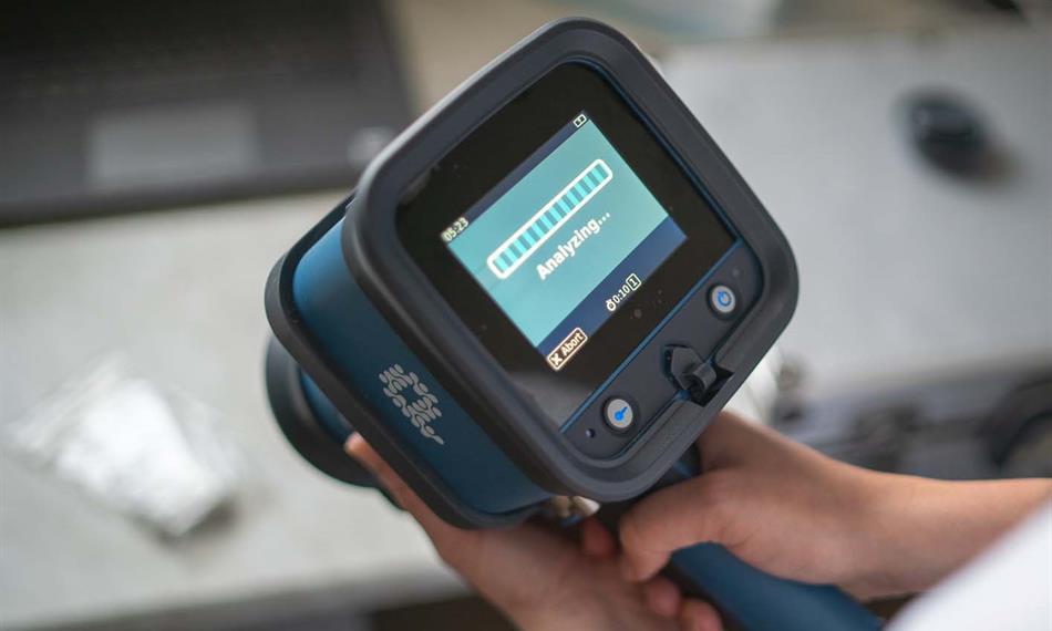 ruční ramanův spektrometr analyzuje vzorek v terénu