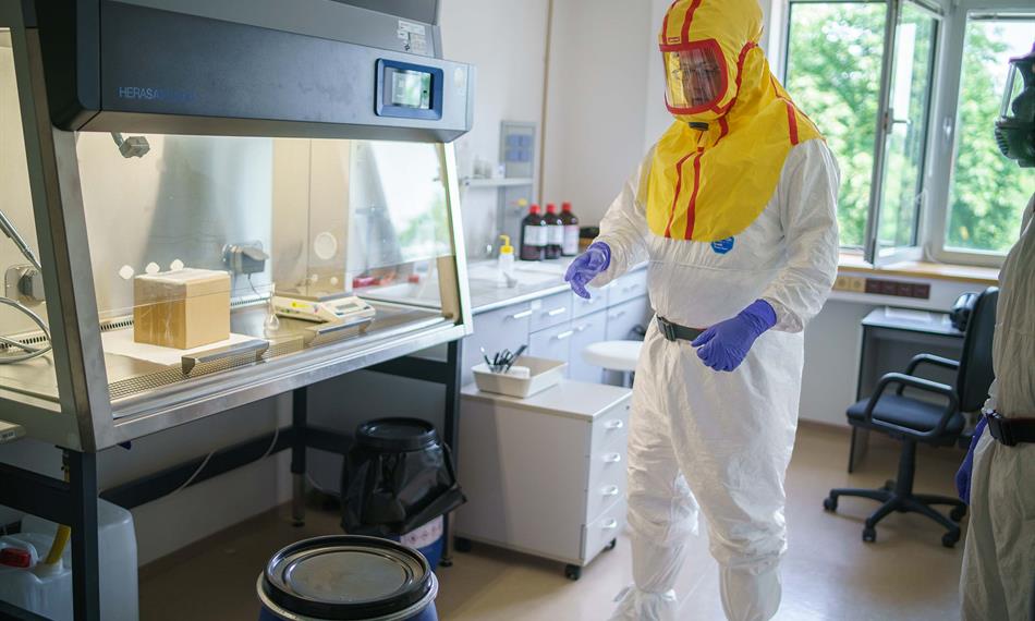 analýza nebezpečných látek v ochranném obleku