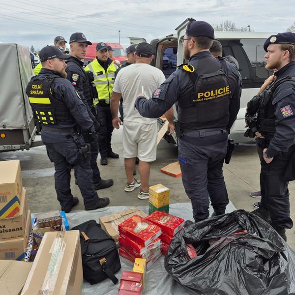 Celníci při kontrole