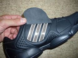 poodhalený kus dvojitého svršku odkrývá znaky padělku