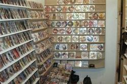 pirátské hudební a filmové tituly ve skrytých prostorách stánků