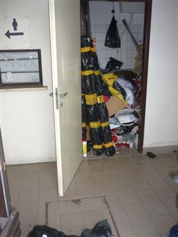 zboží ukrývané na toaletě